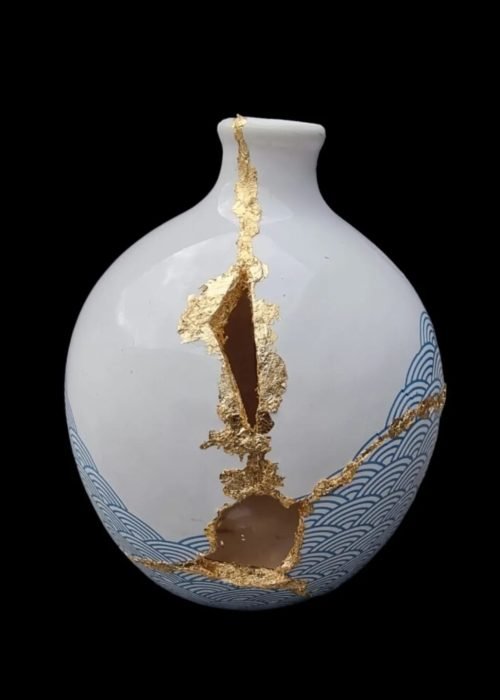 Vase en céramique blanche restauré à l’or selon la technique du kintsugi, exposé par ArThuy au Luxembourg.
