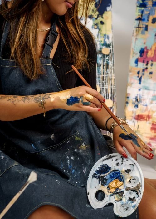 Thuy Gattaux en atelier – Palette de peinture bleue et or ArThuy Luxembourg.