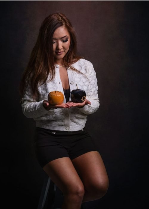 Artiste tenant deux pommes en céramique restaurées selon la technique du kintsugi au Luxembourg.