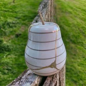 Sculpture poire en céramique réparée à la feuille d’or – ArThuy.