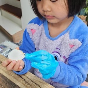 Enfant participant à un atelier kintsugi ArThuy au Luxembourg.