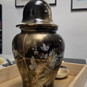 Urne restaurée selon la méthode kintsugi par ArThuy.