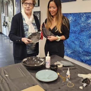 Thuy Gattaux anime un atelier kintsugi au Luxembourg.