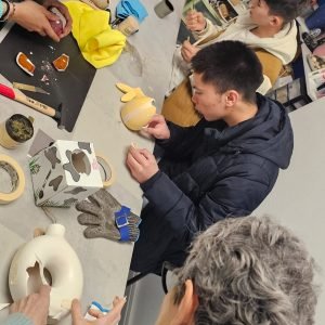 Atelier kintsugi ArThuy parents et enfants – Création en groupe.