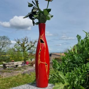 Vase rouge kintsugi avec fleurs – Création ArThuy au Luxembourg.