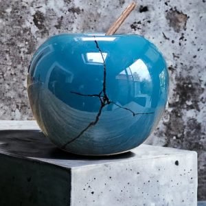 Pomme bleue kintsugi – Œuvre symbolique ArThuy Luxembourg.