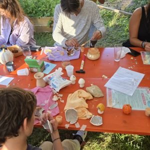 Atelier kintsugi ArThuy en plein air – participants en création artistique.