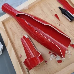 Vase rouge en céramique brisé – Avant restauration kintsugi.