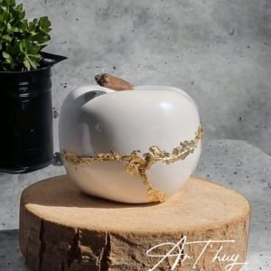 Pomme blanche restaurée avec la technique du kintsugi par ArThuy.
