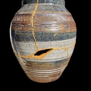 Vase en céramique restauré à l’or selon la méthode japonaise du kintsugi, œuvre ArThuy Luxembourg.