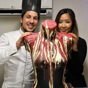 Thuy Gattaux et un chef présentent une sculpture kintsugi – Collaboration artistique.