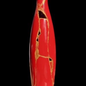 Vase rouge kintsugi ArThuy – Art de la réparation dorée au Luxembourg.