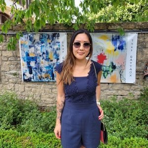 Thuy Gattaux devant ses œuvres abstraites ArThuy – Art kintsugi au Luxembourg.