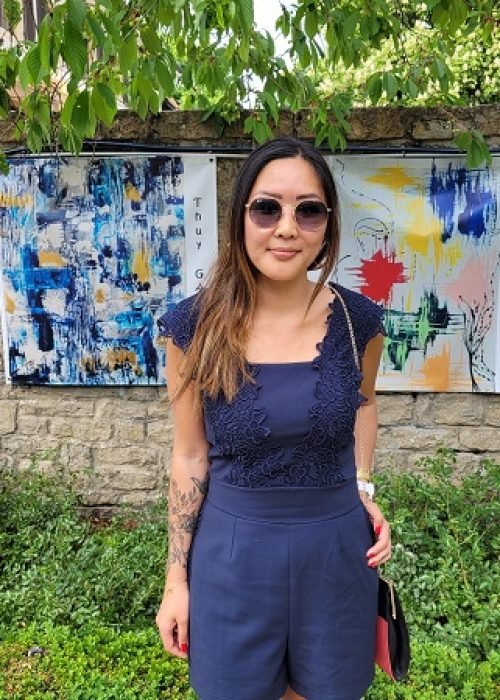 Thuy Gattaux devant ses œuvres abstraites ArThuy – Art kintsugi au Luxembourg.